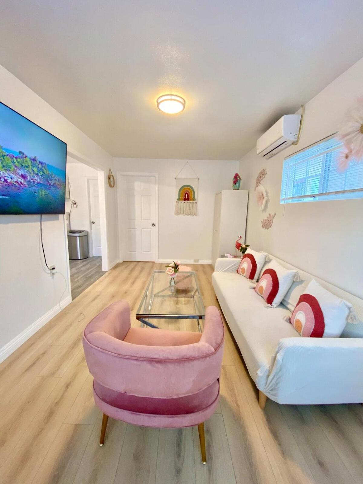 ローズミード1Br Pink Cozy House Near Dtlaアパートメント エクステリア 写真